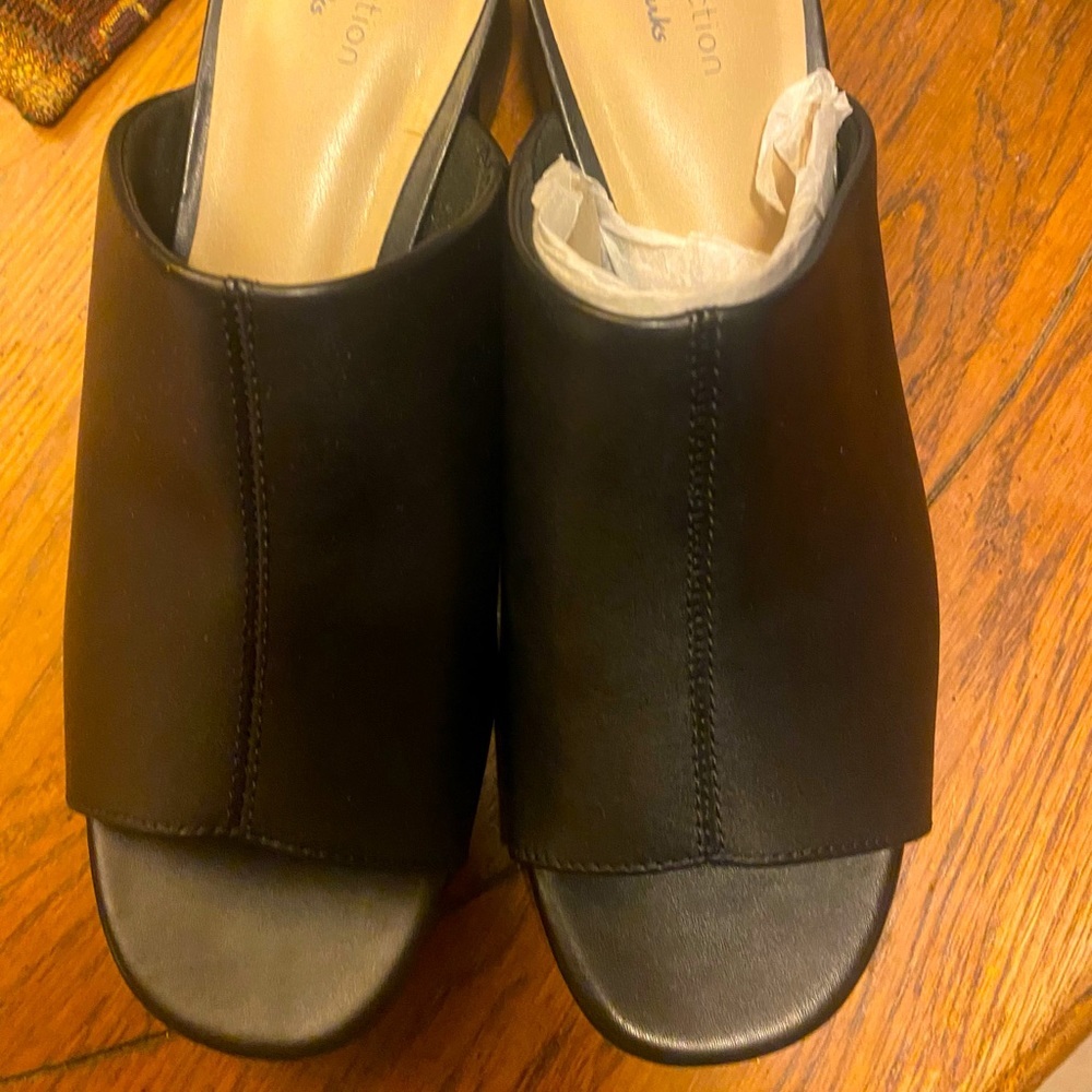 Clarks collection women’s black slip-on shoes! Size 7-1/2 M! New!